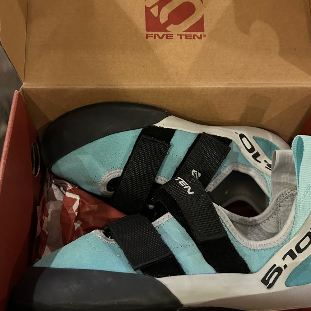 FIVE TEN ROCK CLIMBING SHOES 6.5